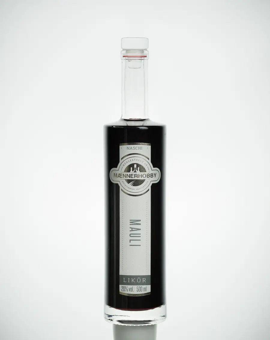 Der Mauli-Likör wird in der Destille „MÆNNERHOBBY“ aus regionalen Maulbeeren hergestellt.