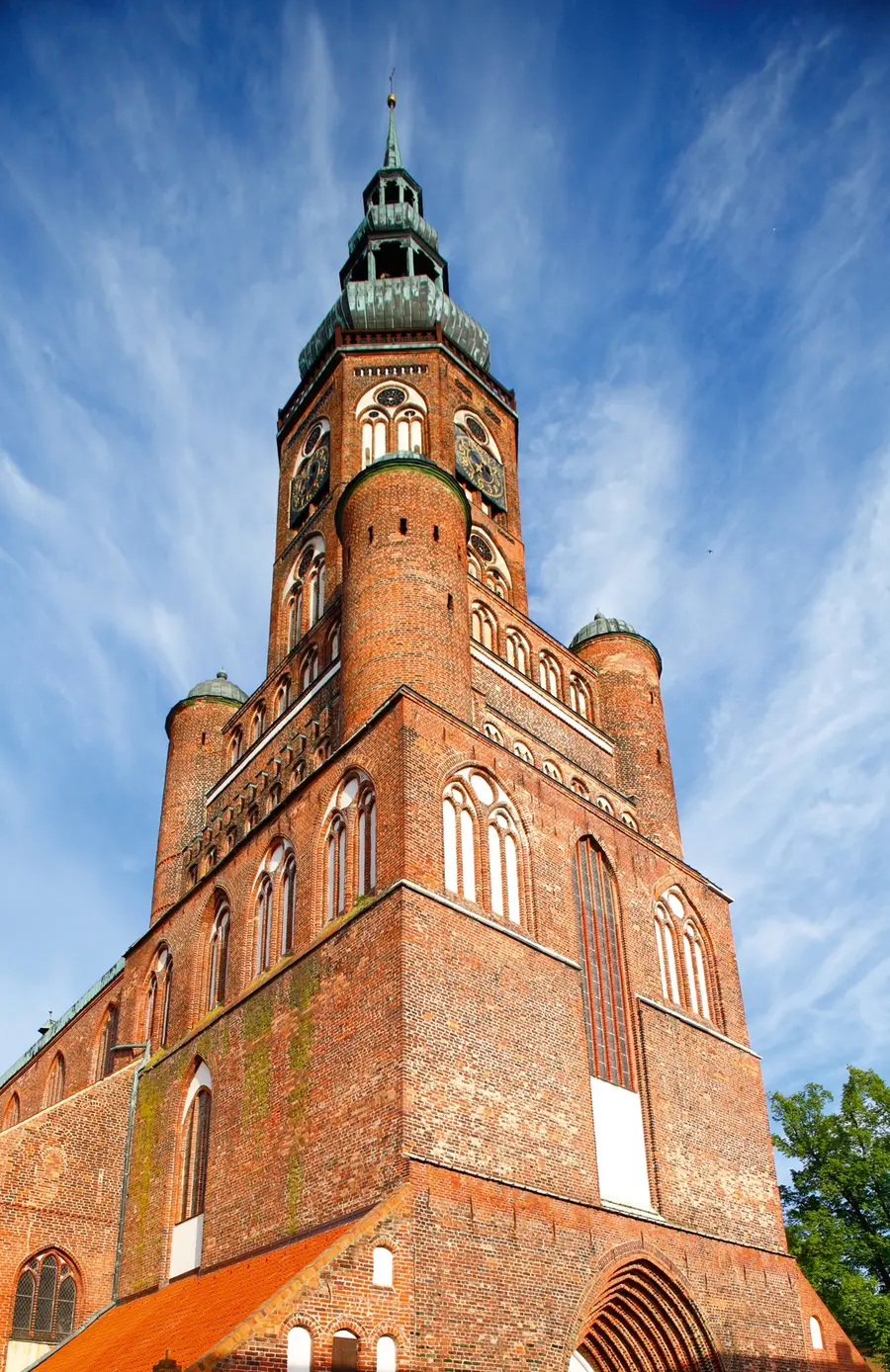 Der Dom St. Nikolai in Greifswald, der unter anderem in einem der Clips zu sehen ist. Der Dom St. Nikolai in Greifswald, der unter anderem in einem der Clips zu sehen ist.