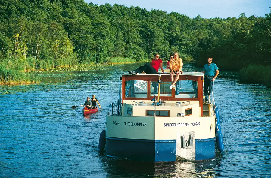 Hausboot in der Mecklenburgischen Seenplatte (Kuhnle Tours/TMV)