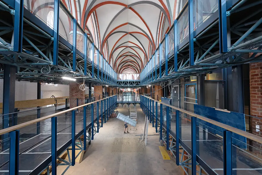 Vergrößerte Stabwerksöffnungen und Geländer mit durchsichtigen Scheiben geben den imposanten Blick bis zum Gewölbe der Kirchenhalle frei.