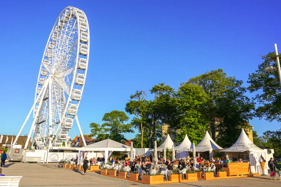 Gäste können in den insgesamt 38 Kabinen des Kühlungsborner Riesenrads frühstücken, Kaffee- und Kuchen genießen oder auch ein Drei-Gänge-Dinner einnehmen. Gäste können in den insgesamt 38 Kabinen des Kühlungsborner Riesenrads frühstücken, Kaffee- und Kuchen genießen oder auch ein Drei-Gänge-Dinner einnehmen.