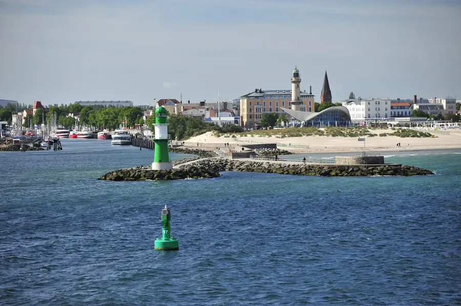 Die Hafeneinfahrt des Seebades Warnemünde Die Hafeneinfahrt des Seebades Warnemünde