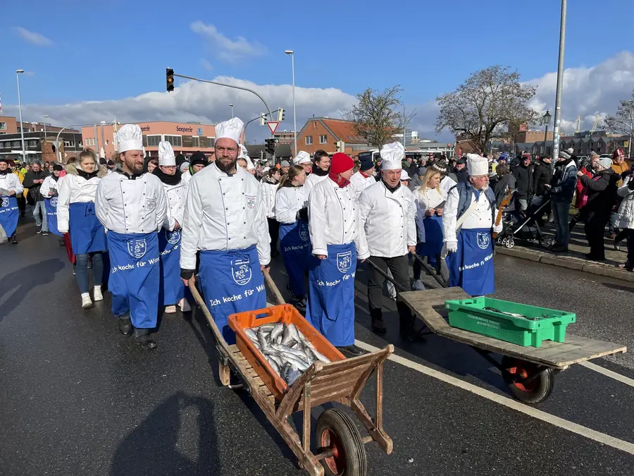 Mitglieder des Hanseatischen Köcheclubs Wismarbucht bringen Heringe vom Alten Hafen zum Marktplatz Mitglieder des Hanseatischen Köcheclubs Wismarbucht bringen Heringe vom Alten Hafen zum Marktplatz