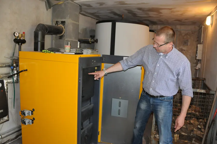 Knuth Reuter vom Ferienpark Seehof mit seiner Holzhackschnitzelheizung