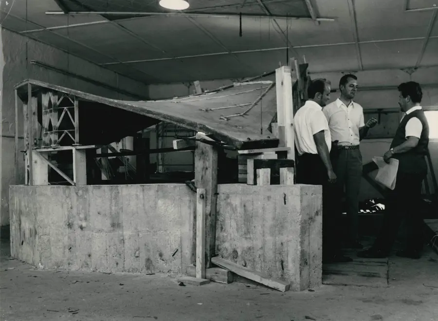1969: die Versuchsschale der Messe- und Kongresshalle in Rostock und der junge Ulrich Müther (Mitte)