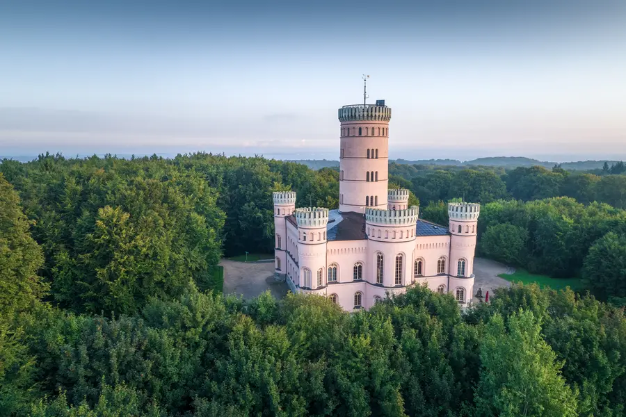 Majestätisch krönt das Schloss die grüne Insel. Majestätisch krönt das Schloss die grüne Insel.