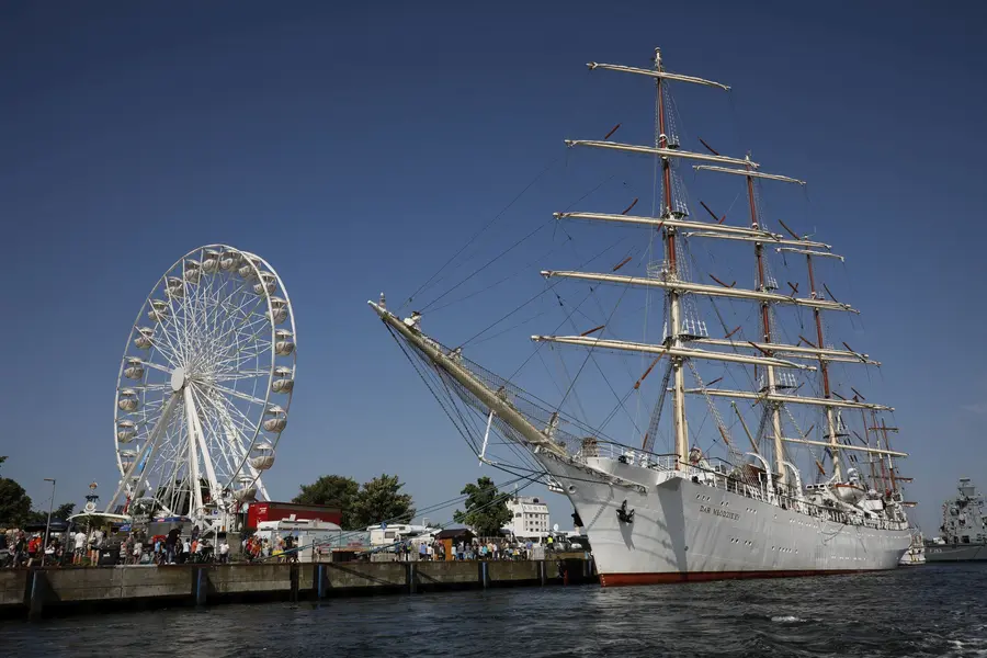 Das polnische Vollschiff „Dar Młodzieży“ ist mit einer Länge von 110 Metern der größte Traditionssegler auf der Hanse Sail 2022. Das polnische Vollschiff „Dar Młodzieży“ ist mit einer Länge von 110 Metern der größte Traditionssegler auf der Hanse Sail 2022.