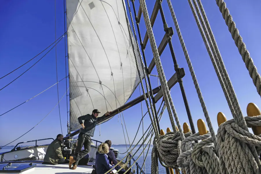 Der Top-Segelschoner „Weissen Düne“ nimmt Gäste mit auf Usedoms Lagune, das Achtwerwasser (Foto: Cross Media Redaktion/Negwer)