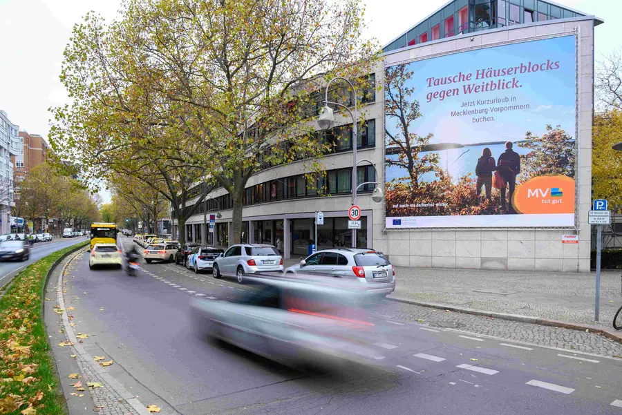 Mit dem Slogan „Tausche Häuserblocks gegen Weitblick“ sollen Passanten auf der Budapester Straße in Berlin zu einem Kurzurlaub in Mecklenburg-Vorpommern animiert werden. 