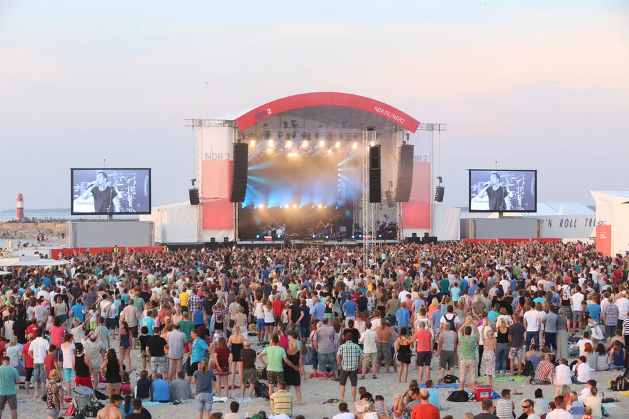 Festivalstimmung vor der NDR-Bühne am Warnemünder Strand (Foto: Danny Gohlke/TZRW)