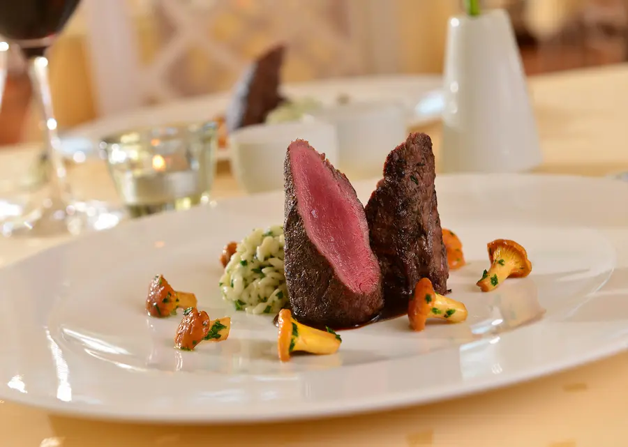 Ein Wildgericht im Restaurant Alexander im Strandhotel Seerose auf der Insel Usedom. Ein Wildgericht im Restaurant Alexander im Strandhotel Seerose auf der Insel Usedom.