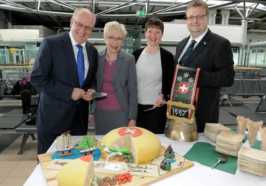 Erstflug Germania v. r. n. l. Roland Methling, Oberbürgermeister Rostock, Sylvia Bretschneider, Landtagspräsidentin und Präsidentin des Tourismusverbandes, Dörthe Hausmann, Geschäftsführerin Flughafen Rostock-Laage, Claus Altenburg, Germania
