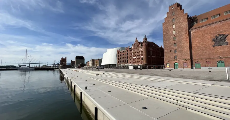 Das neugestaltete Areal auf der Stralsunder Hafeninsel setzt das Ozeaneum markant in Szene. Das neugestaltete Areal auf der Stralsunder Hafeninsel setzt das Ozeaneum markant in Szene.