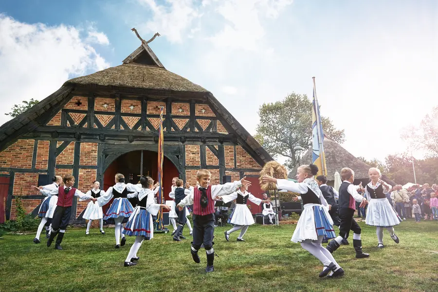 In Mecklenburg-Vorpommern werden Tradition und Brauchtum gepflegt. Im Bild: Trachtengruppe in Klockenhagen.