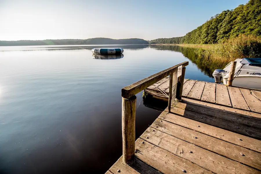 Am Ufer des Großen Labussees können Besucher den Blick über das Wasser und den angrenzenden Müritz-Nationalpark schweifen lassen