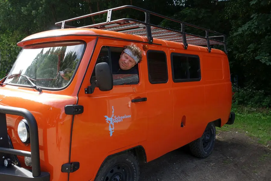 Andreas Ermisch führt mit dem Kleinbus oder dem Rad durch die Schaalsee-Region.