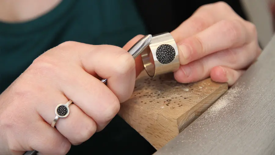 Ramona Stelzer stellt in Wismar Schmuck aus Fischleder her.
