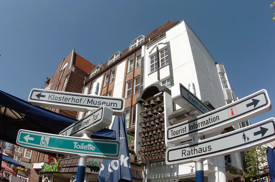 Wegeleitsystem in Rostock, im Hintergrund ein Teil des Fünfgiebelhauses Wegeleitsystem in Rostock, im Hintergrund ein Teil des Fünfgiebelhauses