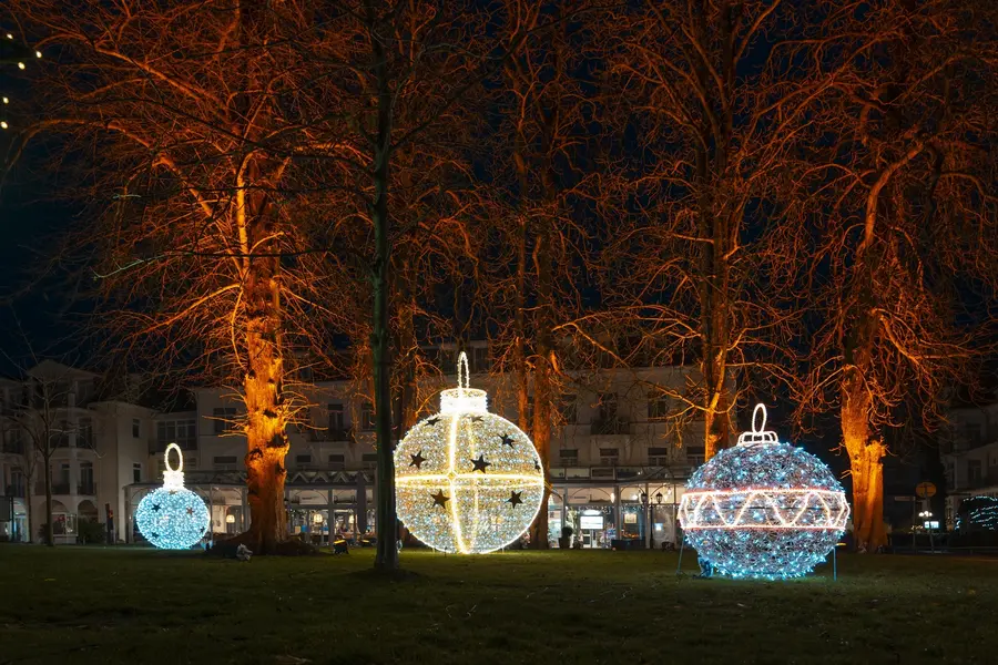 Drei riesige leuchtende Weihnachtskugeln in Heringsdorf auf der Insel Usedom Drei riesige leuchtende Weihnachtskugeln in Heringsdorf auf der Insel Usedom