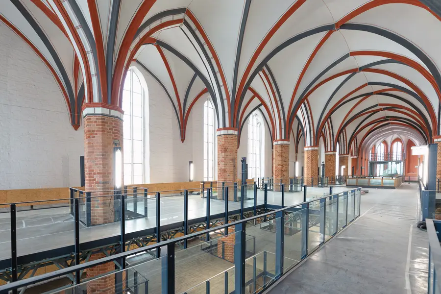 Door een modern ontwerp van de binnenruimtes dat recht doet aan het monumentale karakter van de kerk, zal de kerkarchitectuur in de toekomst een nog aangenamere ervaring bieden. Door een modern ontwerp van de binnenruimtes dat recht doet aan het monumentale karakter van de kerk, zal de kerkarchitectuur in de toekomst een nog aangenamere ervaring bieden.
